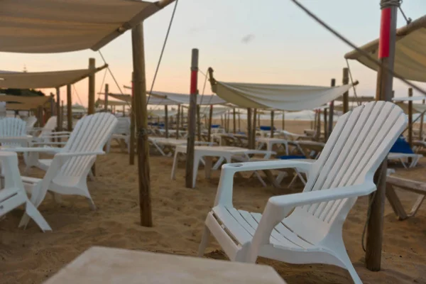 太陽は砂浜にいる リラックスとリラクゼーションのコンセプト — ストック写真