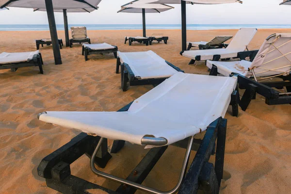 沙滩上的日光浴床 — 图库照片