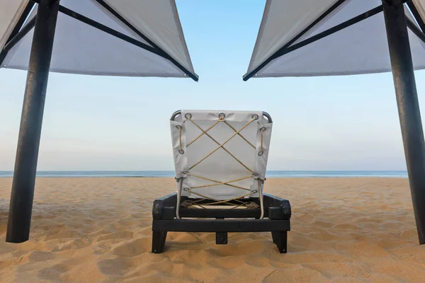 日落时的沙滩椅 — 图库照片