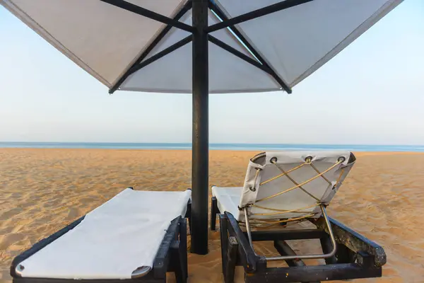 海滩上的空椅子和伞 — 图库照片