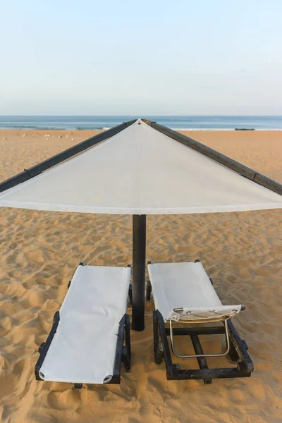 沙滩上空荡荡的桌子和椅子 — 图库照片