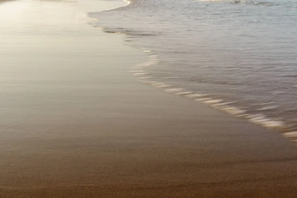 Belle Onde Sul Mare Sulla Spiaggia — Foto Stock