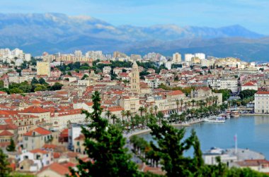 Split, Hırvatistan - 2 Ekim 2015: Eski Split kentini Adriyatik Denizi kıyısındaki Saint Domnius Bell Kulesi ve Riva gezinti güvertesi ile gösteren minyatür eğim-değişimi resmi.