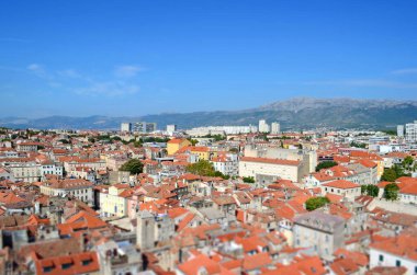 Hırvatistan 'ın Split kentinin minyatür eğimli hava manzarası büyüleyici kırmızı çatılar, tarihi Akdeniz mimarisi ve kilise kulesinden canlı bir şehir manzarasını gösteriyor.