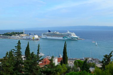 Split, Hırvatistan - 2 Ekim 2015: Adriyatik Denizi kıyısındaki Split limanına yanaşan büyük yolcu gemileri ve Jadrolinija ve Mavi Hat feribotlarının hava kaydırmalı görüntüsü.