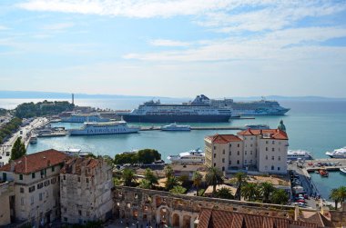 Hırvatistan 'ın Zadar kenti - 7 Ekim 2015 Zadar' ın tarihi merkezinde yer alan tanınmış Hırvat Rönesans yazarı Petar Zorani 'nin heykelinin editoryal görüntüsü.