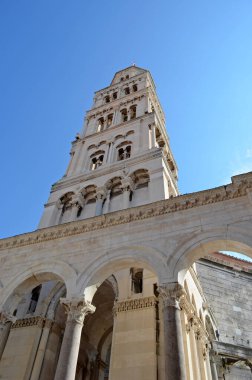 Split, Hırvatistan - 2 Ekim 2015: Split 'teki UNESCO Dünya Mirası Alanında yer alan Diocletian Sarayı' nın bir parçası olan Saint Domnius Katedrali 'nin çan kulesinin ayrıntılı görüntüsü.