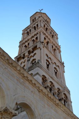 Split, Hırvatistan - 2 Ekim 2015: Split 'teki UNESCO Dünya Mirası Alanında yer alan Diocletian Sarayı' nın bir parçası olan Saint Domnius Katedrali 'nin çan kulesinin ayrıntılı görüntüsü.