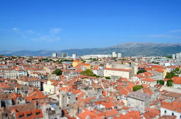 Hırvatistan 'ın Split kentinin minyatür eğimli hava manzarası büyüleyici kırmızı çatılar, tarihi Akdeniz mimarisi ve kilise kulesinden canlı bir şehir manzarasını gösteriyor.