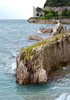 Trieste İtalya. 13 Ekim 2015. Deniz manzaralı ve manzaralı tarihi Miramare Şatosu