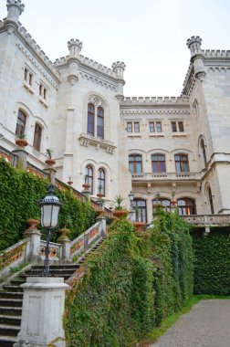 Trieste İtalya. 13 Ekim 2015. Deniz manzaralı ve manzaralı tarihi Miramare Şatosu