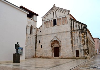 Zadar Hırvatistan 7 Ekim 2015. Tarihi şehir merkezinde Aziz Marys Kilisesi 'nin dışında Romence detaylar ve heykel