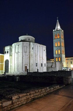 Zadar Hırvatistan. 7 Ekim 2015. St. Donatus 'un Roma öncesi kilisesi ve antik şehir merkezindeki komşu katedral çan kulesi.