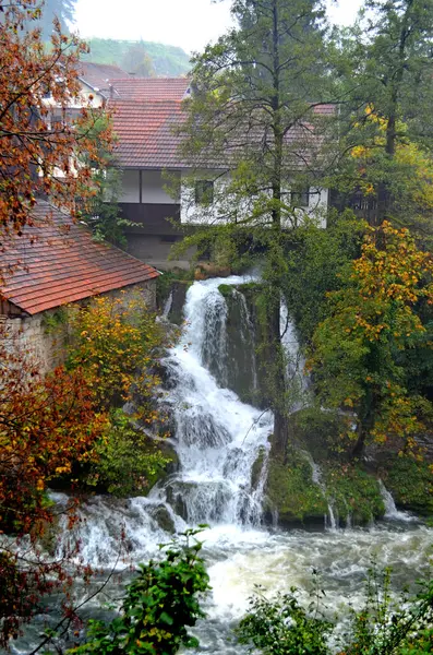 Rastoke Hırvatistan. 8 Ekim 2015. Resimli köyde sisli bir yağmurlu günde kır evlerinin yanında akan manzara şelalesi