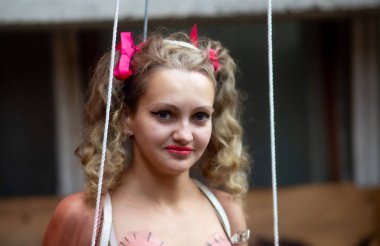 Cadılar Bayramı makyajı, ipleri ve haçı olan bir kadının portresi.