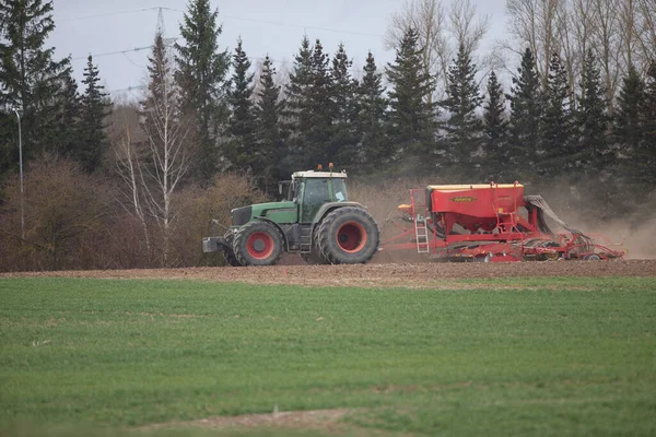 Трактор Високими Колесами Виробляє Добриво Молодій Пшениці Використання Дрібно Розпорошених — стокове фото