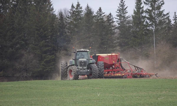 轮子高的拖拉机在小麦幼穗上施肥 使用分散的喷雾化学品 带有喷雾装置的拖拉机 用于精细分散的肥料 2022 — 图库照片