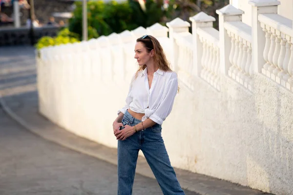 Moderna Atraente Elegante Jovem Mulher Moda Shirt Com Jeans Azuis — Fotografia de Stock