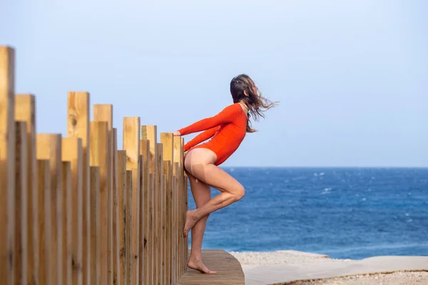 Krásná Žena Červené Bikiny Pláži — Stock fotografie
