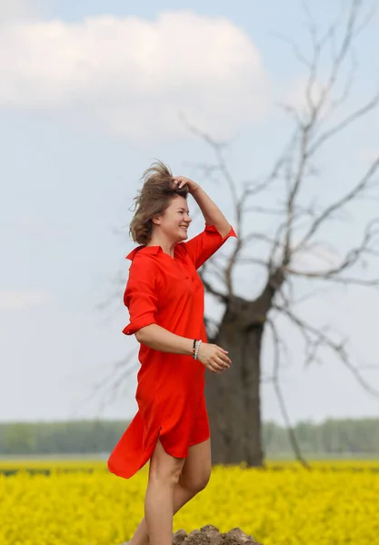 Krásná Mladá Žena Červených Šatech Pózuje Polích — Stock fotografie