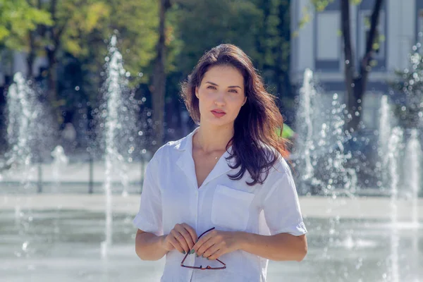 噴水の背景に若いエレガントなビジネス女性の都市の肖像画 レジャー — ストック写真