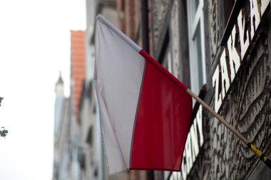 Eski kasabada Polonya kırmızı ve beyaz bayrakları