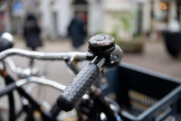 Zamknij Szczegóły Mokrego Roweru Deszczu Estetyki Kropli Deszczu Amsterdam — Zdjęcie stockowe