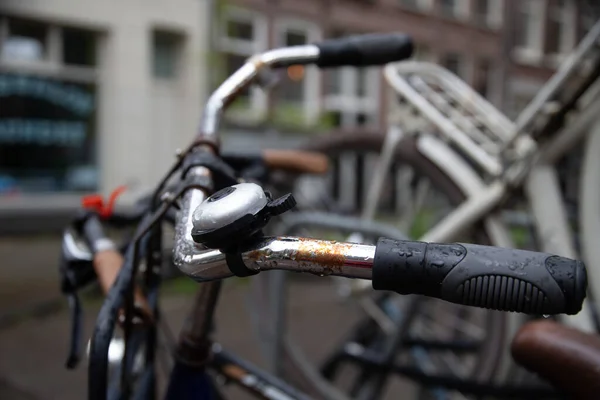 雨の後のウェットバイクの詳細を閉じます 雨滴の美学 アムステルダム — ストック写真