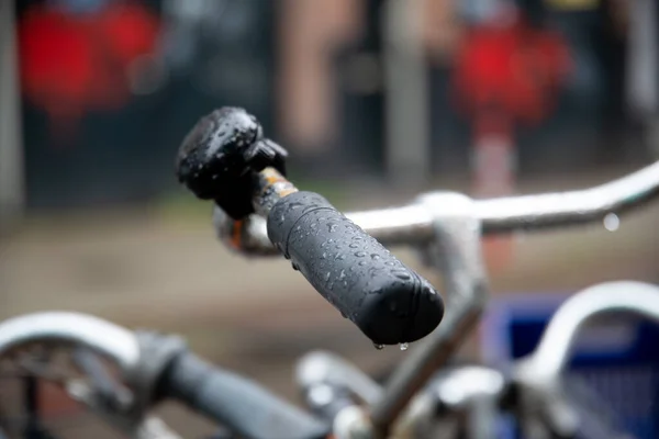 Close Detalhes Uma Bicicleta Molhada Após Chuva Estética Gota Chuva — Fotografia de Stock