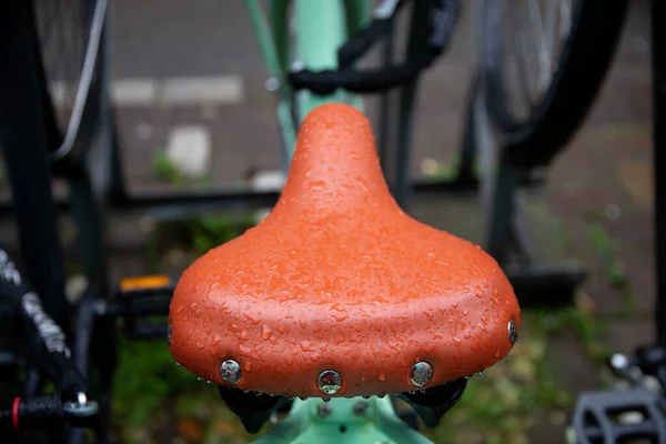 雨の後のウェットバイクの詳細を閉じます 雨滴の美学 アムステルダム — ストック写真