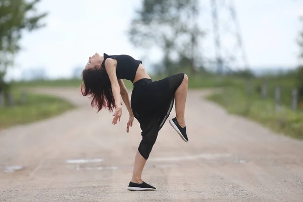 Een Gelukkige Jonge Vrouw Springen Zwart — Stockfoto