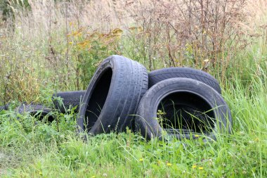 eski yol lastikleri çim arazi üzerinde arka plan olarak dizilir.