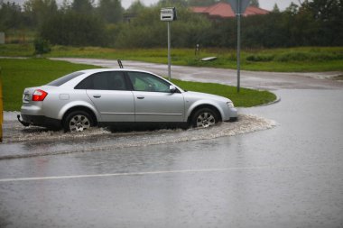 Şehrin caddesinde su basmış arabalar. Sağanak yağmurdan sonra sokak. Su motora, şanzıman parçalarına ya da başka yerlere girebilir. Afet Motorlu Taşıtlar Sigortası Teması. Şiddetli hava konsepti 09 21 2017