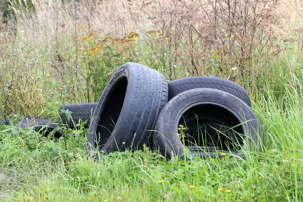 eski yol lastikleri çim arazi üzerinde arka plan olarak dizilir.