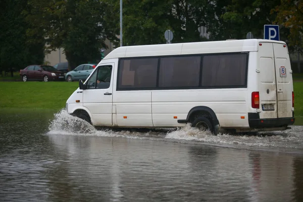 Overstroomde Auto Straat Straat Zware Regen Water Kan Motor Transmissiedelen — Stockfoto
