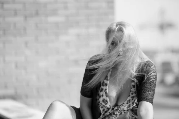 Joven Mujer Elegante Posando Delante Pared Ladrillo Backround — Foto de Stock