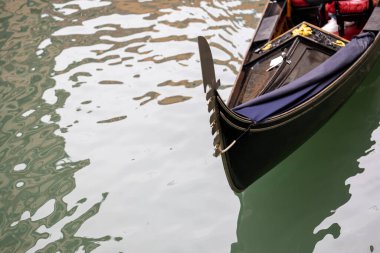 Venedik 'in sembolü olarak gondoldaki demir yay elementi detayı