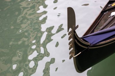 Venedik 'in sembolü olarak gondoldaki demir yay elementi detayı