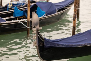 Venedik 'in sembolü olarak gondoldaki demir yay elementi detayı