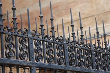 Eski dekoratif işlenmiş demir çitler.