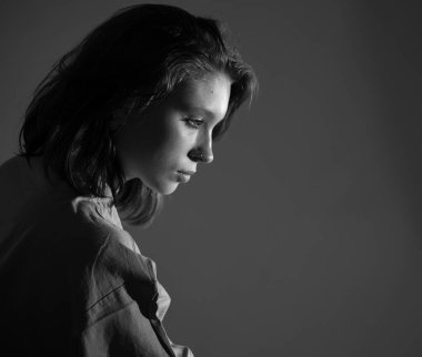 Karanlık bir arka planda bir kızın portresi