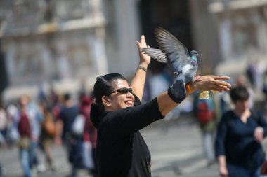 Milan Meydanı, İtalya 'daki güvercinleri beslemek, 04 09 2017