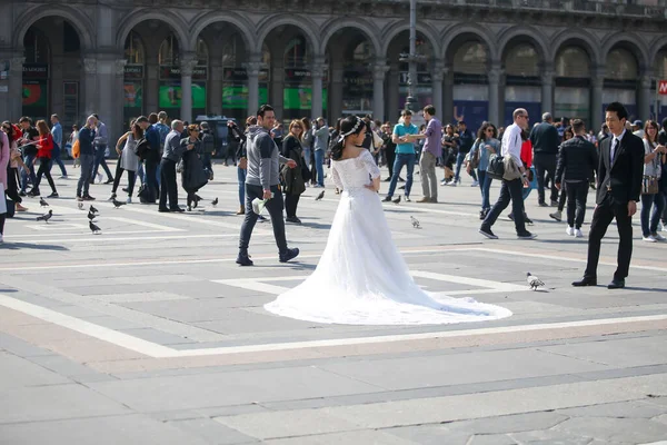 Mediolan Włochy Nowożeńcy Pozują Dla Fotografa Placu Duomo Mediolanie 2017 — Zdjęcie stockowe