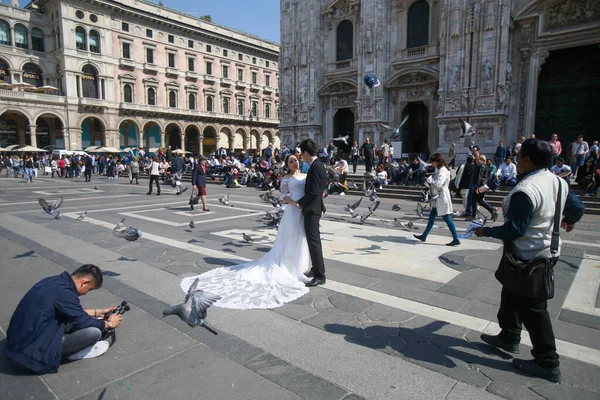 Milan Italy Newlywed Couple Poses Photographer Milan Duomo Square 2017 — Stock Photo, Image