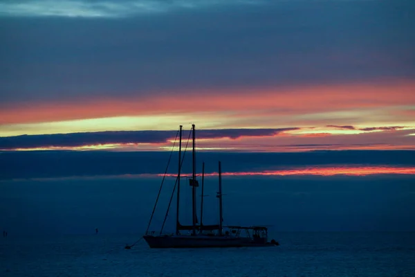 Dramatic Tropical Florida Sunset Yacht Silhouette — Stockfoto