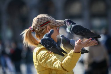 Milan Meydanı, İtalya 'daki güvercinleri beslemek, 04 09 2017