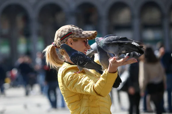 stock image Feeding the pigeons in Milan square, Italy, 04 09 2017