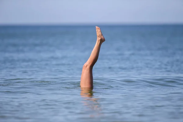 Tenggelam Kaki Wanita Mencuat Dari Laut — Stok Foto