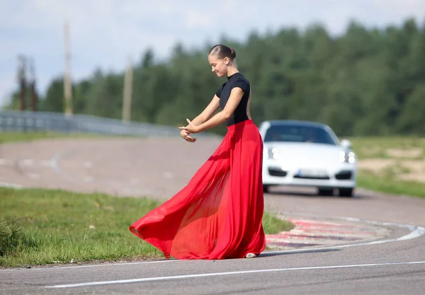 Bailarina Dançando Saia Voadora Vermelha Estrada — Fotografia de Stock