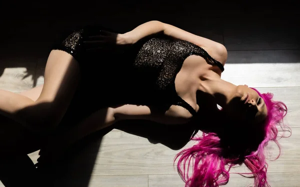 바닥에 란제리를 분홍색 머리의 아름다운 — 스톡 사진